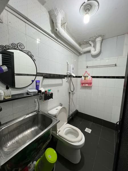 People's Park Complex, 1 Park Road, Room Rental, 80 sqft, Apartment For Rent, by Bennett Lee, 25516781 - Bathroom - PropertyGuru.com.sg