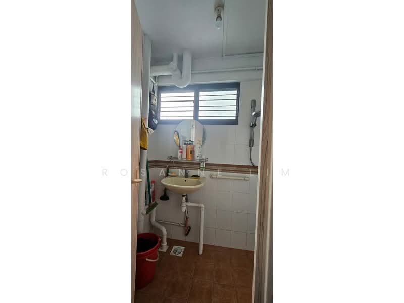 340 Clementi Avenue 5, 340 Clementi Avenue 5, Room Rental, 100 sqft, HDB Flat For Rent, by Rosanne Lim, 25517604 - Bathroom - PropertyGuru.com.sg