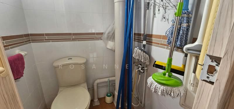 340 Clementi Avenue 5, 340 Clementi Avenue 5, Room Rental, 100 sqft, HDB Flat For Rent, by Rosanne Lim, 25517604 - Bathroom - PropertyGuru.com.sg