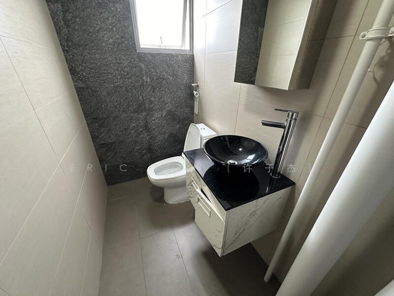 Northpoint Bizhub, 2 Yishun Industrial Street 1, 2,562 sqft, Light Industrial (B1) For Sale, by Eric Koh (许子杰), 25518088 - Bathroom - CommercialGuru.com.sg