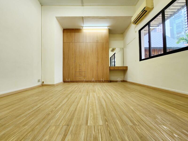 For Sale - Freehold bungalow with huge& Regular land, walk to Orchard MRT,can do renovation, A&A or Rebuild