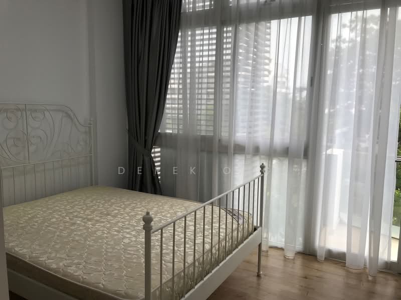 SeaSuites, 252 Pasir Panjang Road, 1 Bedroom, 549 sqft, Apartment For Sale, by Derek Ong, 25525302 - Bedroom with Queen bed and Table - PropertyGuru.com.sg