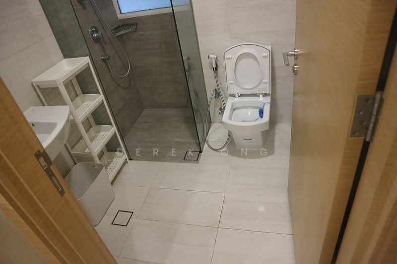 SeaSuites, 252 Pasir Panjang Road, 1 Bedroom, 549 sqft, Apartment For Sale, by Derek Ong, 25525302 - Bathroom with windows for ventilation - PropertyGuru.com.sg