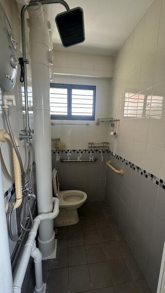 721 Yishun Street 71 HDB Flat For Sale at S$ 535,000 | PropertyGuru Singapore - Common Bathroom