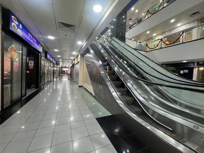 Orchard Towers, 400 Orchard Road, Orchard / River Valley, 496 sqft, Mall Shop For Rent, by Charmaine Leong, 25532332 - Corridor - CommercialGuru.com.sg