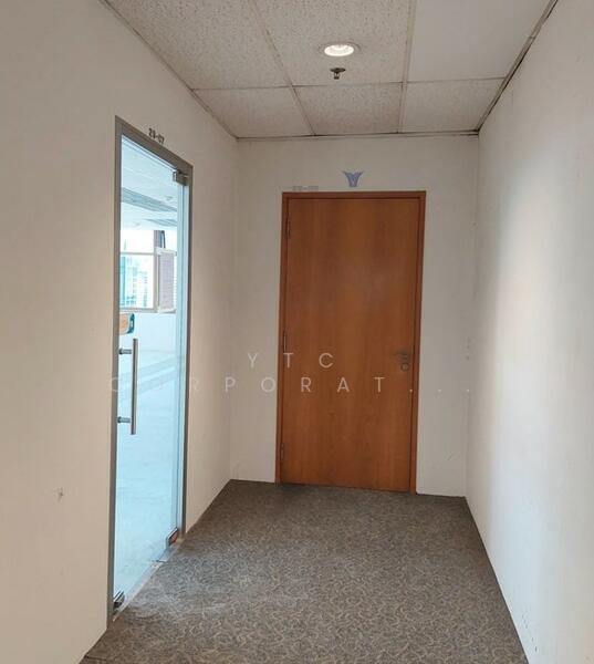 Peninsula Plaza, 111 North Bridge Road, 829 sqft, Office For Rent, by Michelle Chua, 25534701 - Units 29-07/08 (1732 sf) Main entrances - CommercialGuru.com.sg