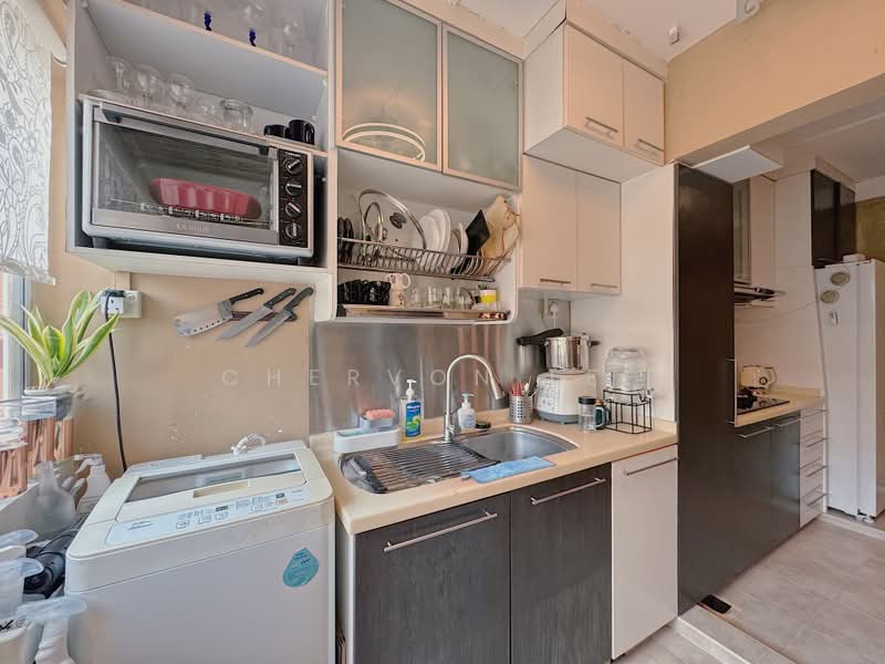 134 Pasir Ris Street 11, 134 Pasir Ris Street 11, 4 Bedrooms, 1,561 sqft, HDB Flat For Sale, by Chervon Lee, 25535411 - Kitchen + Service Yard - PropertyGuru.com.sg