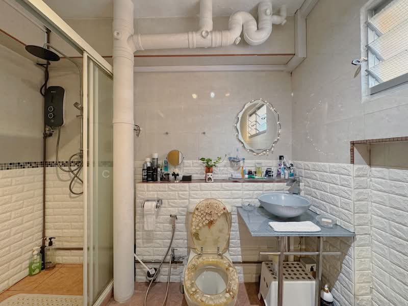 134 Pasir Ris Street 11, 134 Pasir Ris Street 11, 4 Bedrooms, 1,561 sqft, HDB Flat For Sale, by Chervon Lee, 25535411 - Master Bathroom - PropertyGuru.com.sg