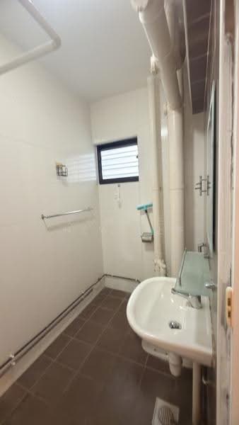 133 Lorong Ah Soo, 133 Lorong Ah Soo, Hougang / Punggol / Sengkang, 4 Bedrooms, 1,550 sqft, HDB Flat For Rent, by Connie Chew 周址芩, 25536927 - Bathroom - PropertyGuru.com.sg