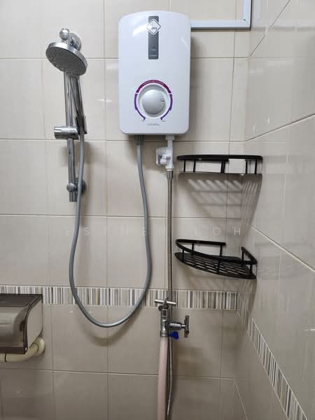 636 Ang Mo Kio Avenue 6, 636 Ang Mo Kio Avenue 6, 1 Bedroom, 250 sqft, HDB Flat For Rent, by Esther Loh, 25537417 - Bathroom - PropertyGuru.com.sg