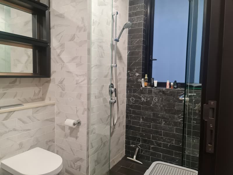 Mayfair Gardens Condominium For Sale at S$ 1,750,009 | PropertyGuru Singapore - Bathroom