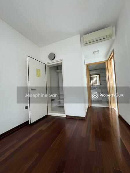 Bedroom with enclosed door type