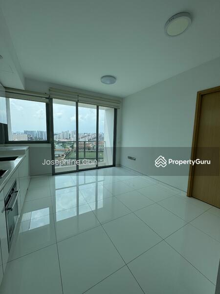 Living Rm Bright & Unblocked View 