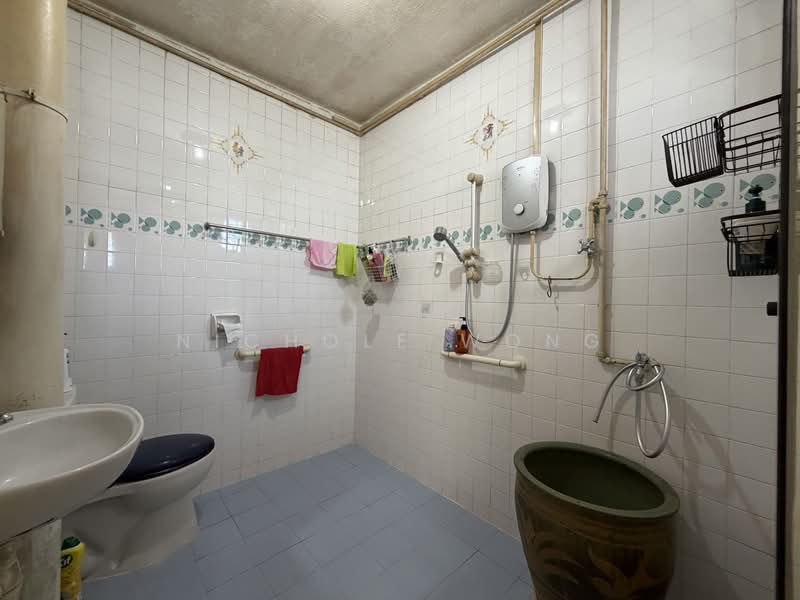 146 Tampines Avenue 5, 146 Tampines Avenue 5, 4 Bedrooms, 1,615 sqft, HDB Flat For Sale, by Nichole Wong, 25540034 - Bathroom - PropertyGuru.com.sg