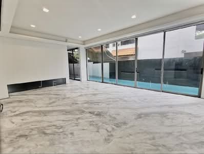 For Rent - 5 mins walk to botanical gardens mrt! Modern bungalow with Lift, bright and airy!