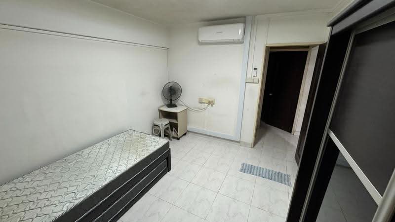 427 Clementi Avenue 3, 427 Clementi Avenue 3, Buona Vista / West Coast / Clementi New Town, Room Rental, 150 sqft, HDB Flat For Rent, by Ron Teo, 25542724 - Bedroom - PropertyGuru.com.sg