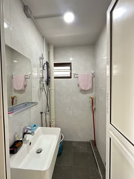 83 Marine Parade Central, 83 Marine Parade Central, 3 Bedrooms, 742 sqft, HDB Flat For Rent, by Cindy Leow, 25543260 - Bathroom - PropertyGuru.com.sg