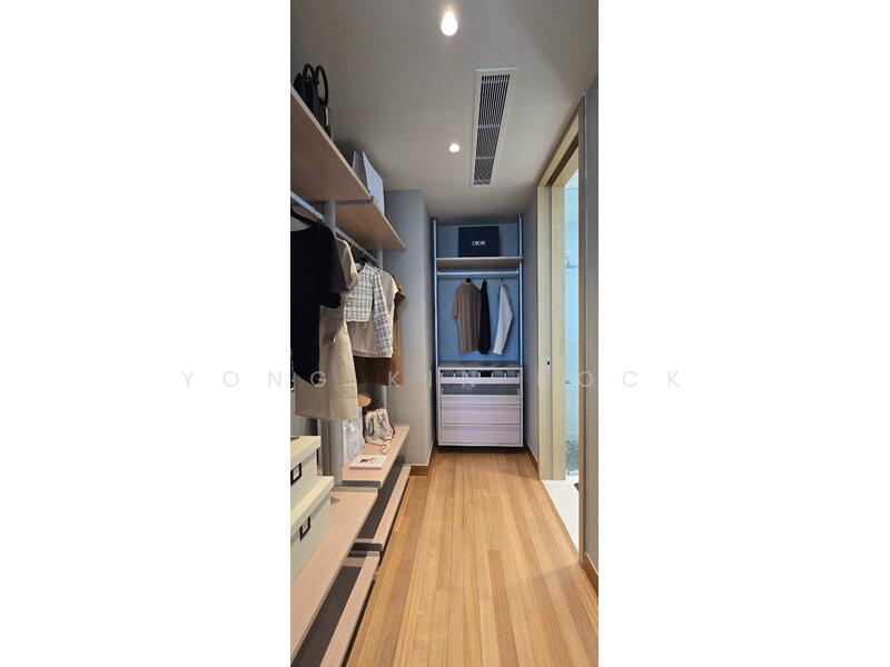 Master Walk-in Wardrobe - Upper Level