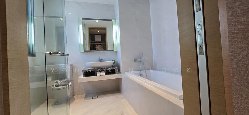 Master Bath - Upper Level