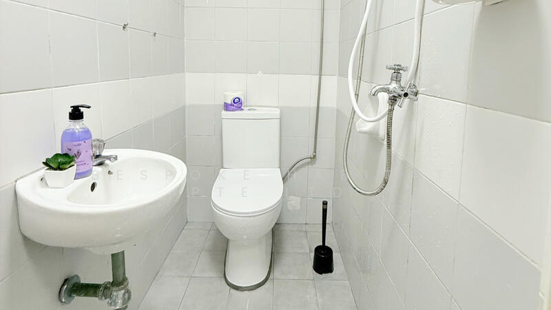 27-03 Common Bathroom