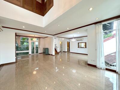 For Sale - 3-Storey Bungalow at Sembawang Hills Estate