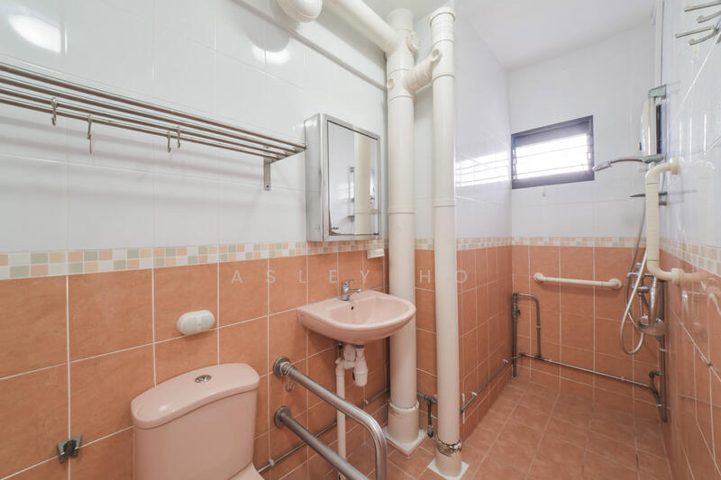 428 Tampines Street 41, 428 Tampines Street 41, 3 Bedrooms, 1,593 sqft, HDB Flat For Sale, by Asley Ho, 25545852 - Bathroom - PropertyGuru.com.sg