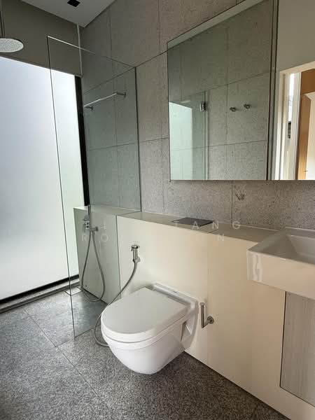 Chancery Lane, Chancery, 6 Bedrooms, 4,200 sqft, Semi-Detached House For Rent, by Kelly Tang Robinson, 25546413 - Bathroom - PropertyGuru.com.sg
