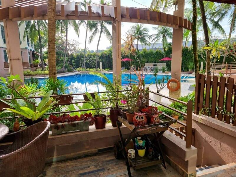 Direct access to the pool from the patio of unit