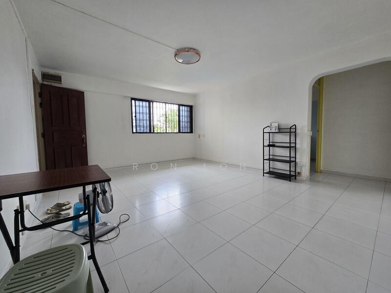 709 Hougang Avenue 2, 709 Hougang Avenue 2, 3 Bedrooms, 980 sqft, HDB Flat For Rent, by Ron Loh, 25551352 - Living Room - PropertyGuru.com.sg