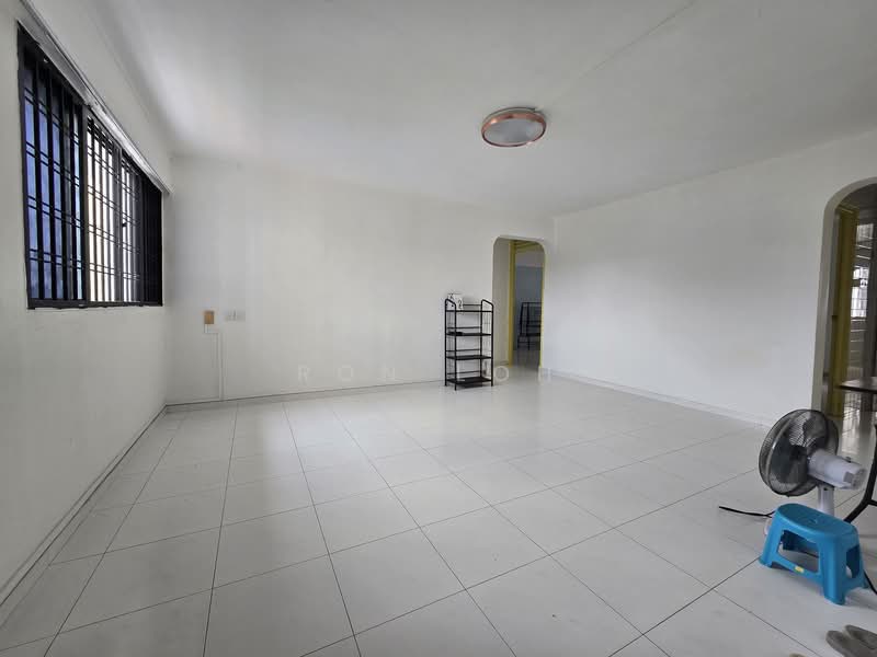 709 Hougang Avenue 2, 709 Hougang Avenue 2, 3 Bedrooms, 980 sqft, HDB Flat For Rent, by Ron Loh, 25551352 - Living Room - PropertyGuru.com.sg