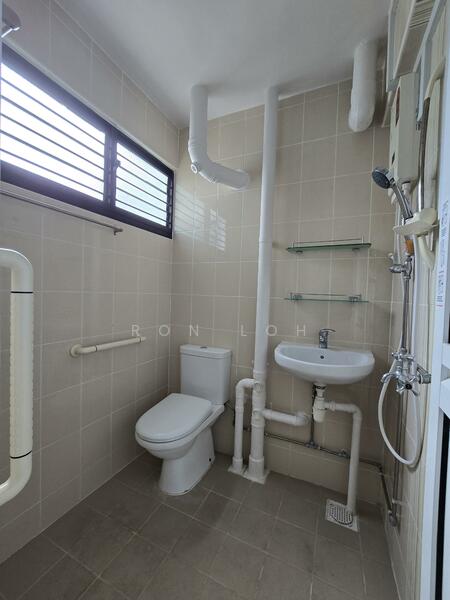 709 Hougang Avenue 2, 709 Hougang Avenue 2, 3 Bedrooms, 980 sqft, HDB Flat For Rent, by Ron Loh, 25551352 - Bathroom - PropertyGuru.com.sg
