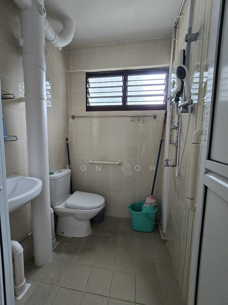 709 Hougang Avenue 2, 709 Hougang Avenue 2, 3 Bedrooms, 980 sqft, HDB Flat For Rent, by Ron Loh, 25551352 - Bathroom - PropertyGuru.com.sg