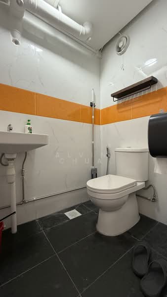 Frontier, 52 Ubi Avenue 3, 323 sqft, Light Industrial (B1) For Rent, by Alvin Chua, 25552504 - Bathroom - CommercialGuru.com.sg