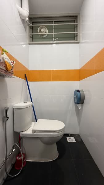 Frontier, 52 Ubi Avenue 3, 323 sqft, Light Industrial (B1) For Rent, by Alvin Chua, 25552504 - Bathroom - CommercialGuru.com.sg