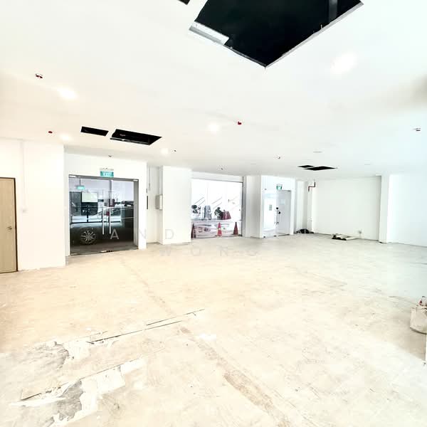 Oxley BizHub, 61 Ubi Road 1, 3,853 sqft, Light Industrial (B1) For Sale, by Anderson Wong, 25552553 - Entrance - CommercialGuru.com.sg