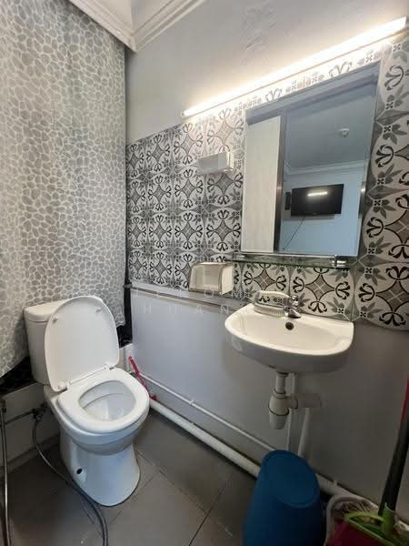 The Plaza, 7500A Beach Road, Beach Road / Bugis / Rochor, Room Rental, 150 sqft, Apartment For Rent, by Jerome Huang, 25552660 - Bathroom - PropertyGuru.com.sg