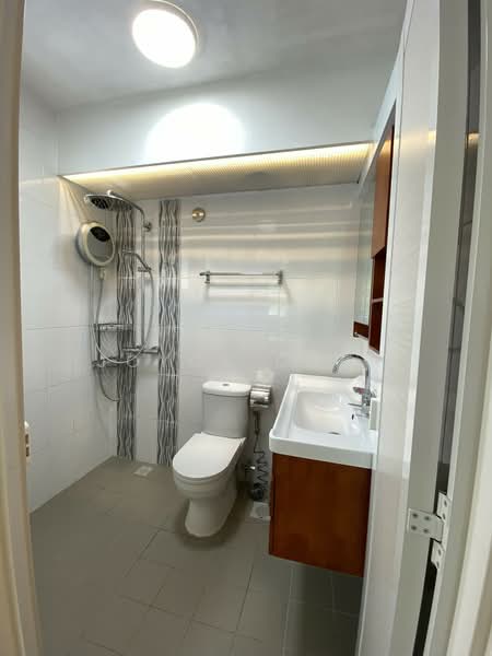 90A Telok Blangah Street 31, 90A Telok Blangah Street 31, 3 Bedrooms, 1,001 sqft, HDB Flat For Rent, by Joyce Chen, 25553421 - Master Bathroom - PropertyGuru.com.sg