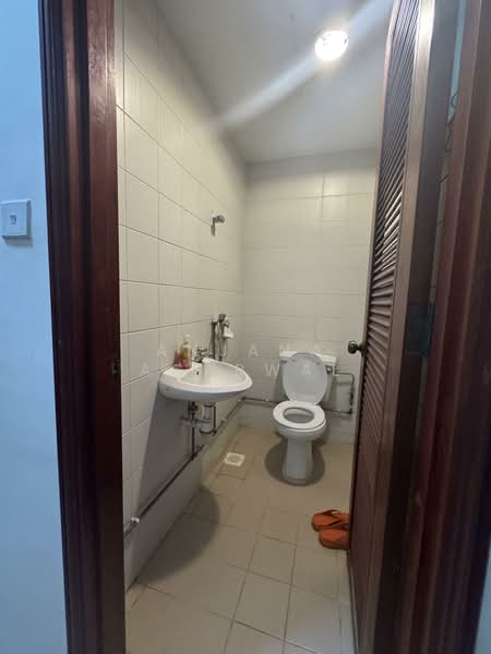 Costa Rhu, 1 Rhu Cross, 4 Bedrooms, 2,056 sqft, Condominium For Rent, by Anjana Agarwal, 25555622 - Helper Bathroom - PropertyGuru.com.sg