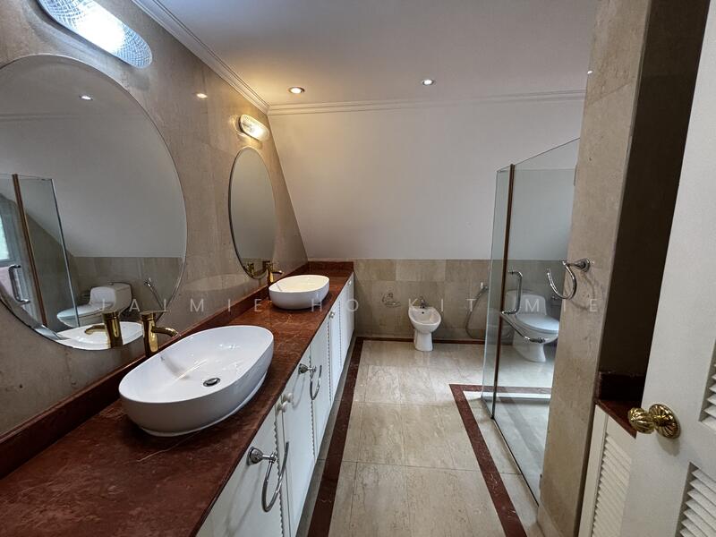 Level 8 Master bathroom