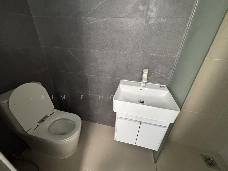 Level 6 (Newly renovated helper's bath)