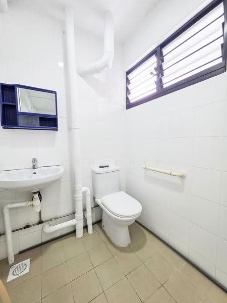 223 Yishun Street 21, 223 Yishun Street 21, Sembawang / Yishun, 2 Bedrooms, 721 sqft, HDB Flat For Sale, by Koh Chee Wei (Victor Koh), 25559381 - Bathroom - PropertyGuru.com.sg