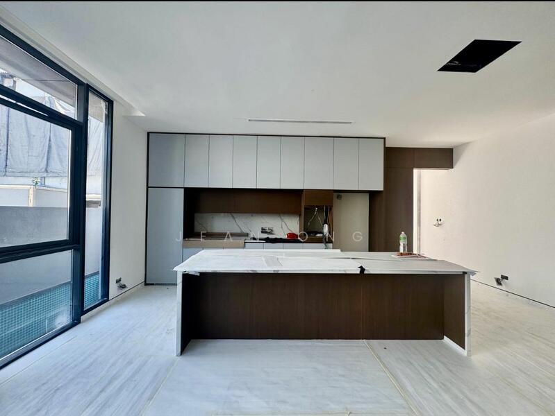 For Sale - ❤️ BRAND NEW TOP❤️D10 2.5 STY SEMID. WIDE FRONTAGE. 1KM HENRY PARK PRI. ☎️JEAN 93571119