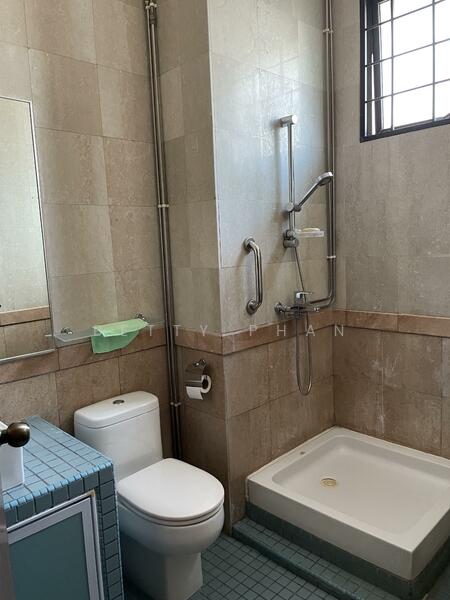 Holland Grove Terrace, Holland Grove Terrace, 5 Bedrooms, 4,000 sqft, Semi-Detached House For Sale, by Betty Phan, 25559727 - Bathroom - PropertyGuru.com.sg