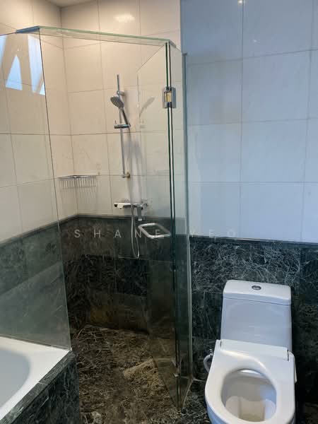 Fifth Avenue Condominium, 2 Fifth Avenue, 3 Bedrooms, 1,659 sqft, Condominium For Rent, by Shane Yeo, 25559972 - Master Bathroom - PropertyGuru.com.sg