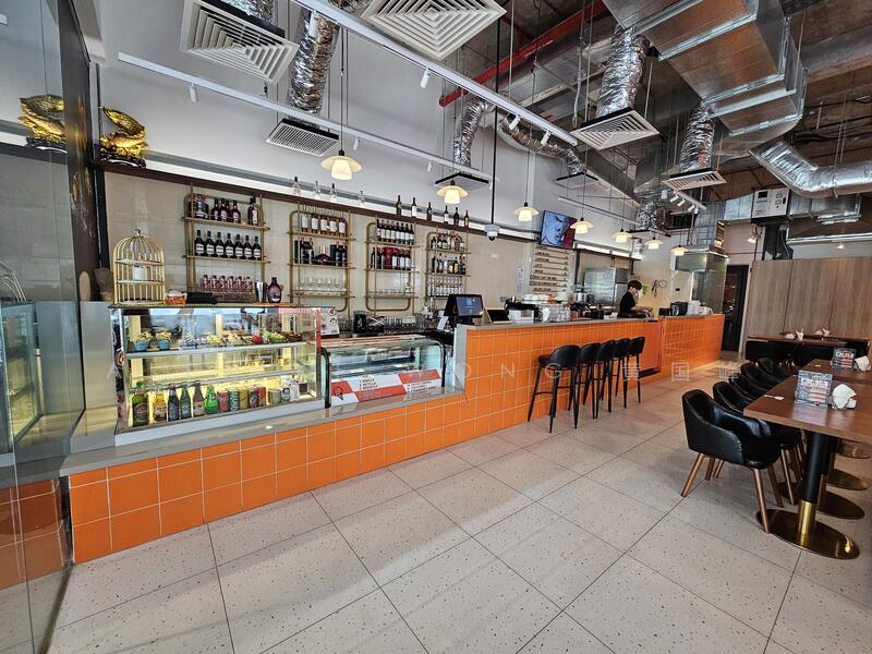 Bugis Ground Floor Commercial Space 武吉士黄金地段餐饮店 with Prominent Street Frontage, Middle Road, Bugis Junction, Liang Seah Street, 1,568 sqft, Food & Beverage For Rent, by Alex KF Wong 黄国峰, 25561193 - CommercialGuru.com.sg