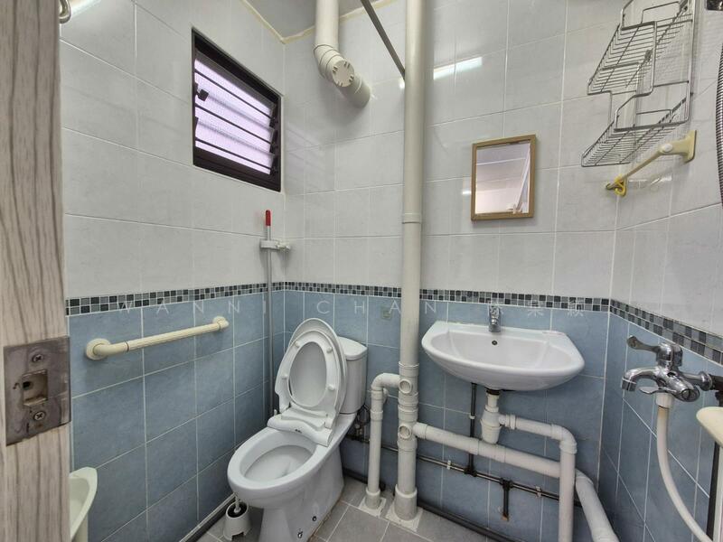 345 Clementi Avenue 5, 345 Clementi Avenue 5, 2 Bedrooms, 721 sqft, HDB Flat For Rent, by Wanni Chan 陈寀颖, 25563234 - Bathroom - PropertyGuru.com.sg