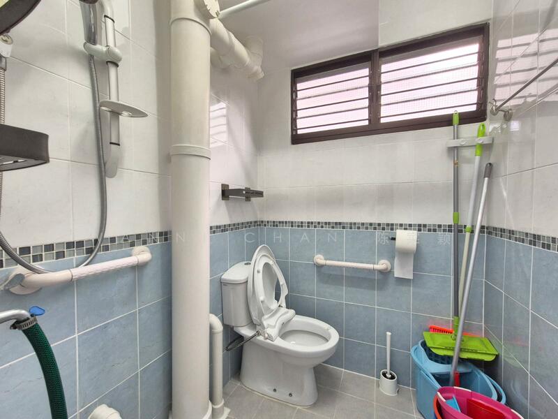 345 Clementi Avenue 5, 345 Clementi Avenue 5, 2 Bedrooms, 721 sqft, HDB Flat For Rent, by Wanni Chan 陈寀颖, 25563234 - Bathroom - PropertyGuru.com.sg