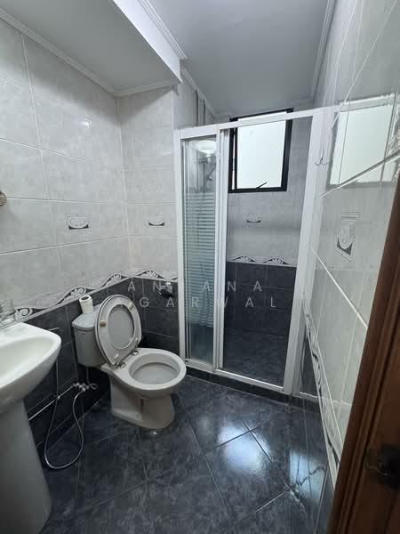 Spring Grove Condominium For Sale at S$ 1,850,000 | PropertyGuru Singapore - Bathroom