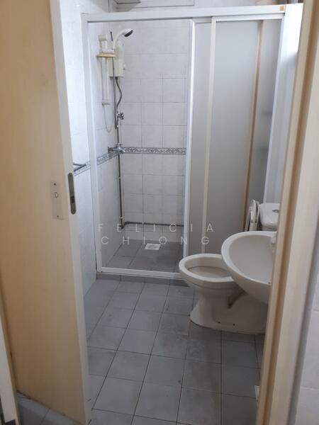 654A Jurong West Street 61, 654A Jurong West Street 61, 3 Bedrooms, 1,184 sqft, HDB Flat For Rent, by Felicia Chiong, 25565742 - Common bathroom - PropertyGuru.com.sg