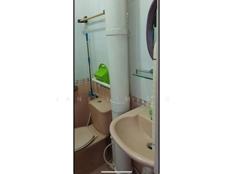 330 Clementi Avenue 2, 330 Clementi Avenue 2, Room Rental, 120 sqft, HDB Flat For Rent, by Jane Lim S C, 25566982 - Bathroom - PropertyGuru.com.sg